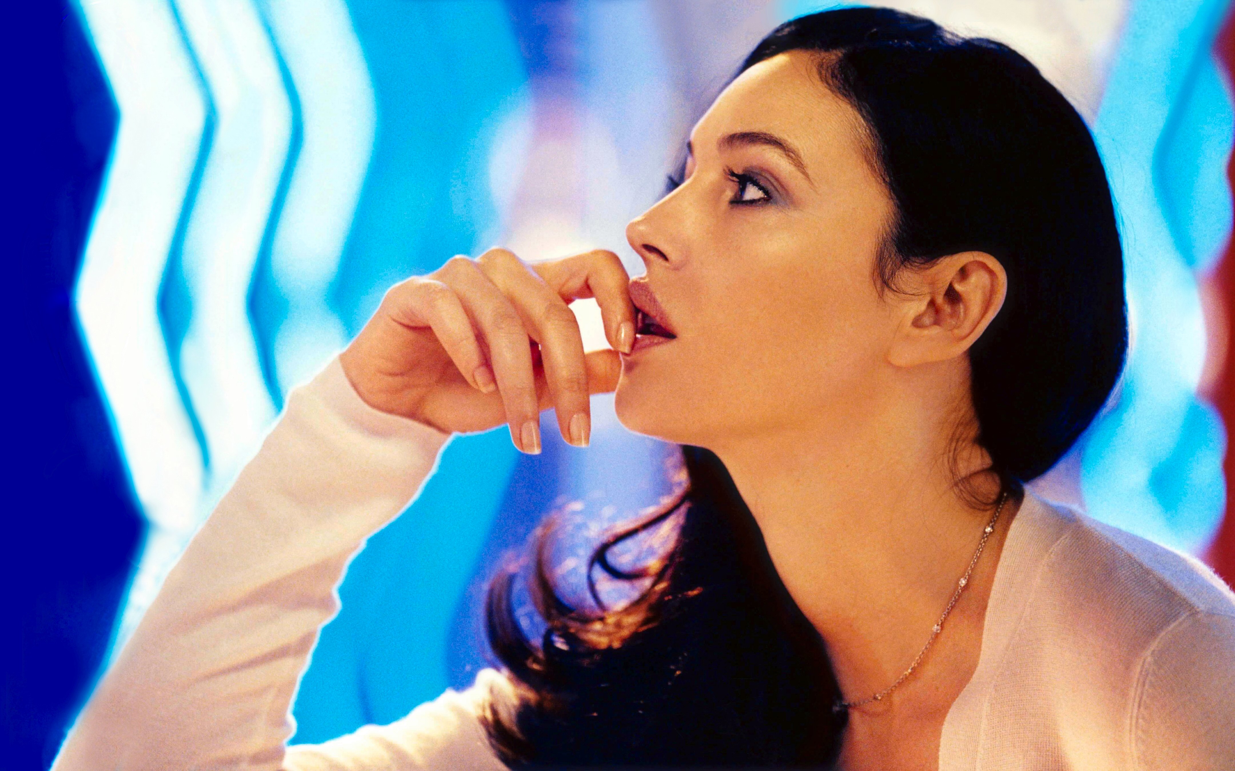 4320x2700 Face, Hand, Monica Bellucci, Profile, Monica Bellucci desktop wallpaper